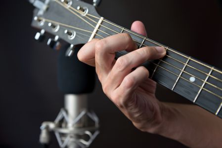 Is There a Difference Between Left and Right Handed Guitars? 3 Left Handed Guitar Strings