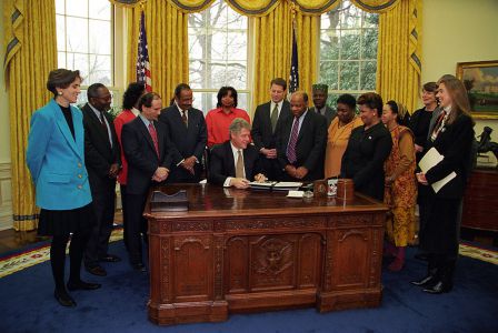 How Many US Presidents Were Left Handed? 5 President Bill Clinton signs Executive Order