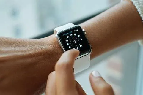 Apple Watch Worn on the Right Hand With Default Orientation