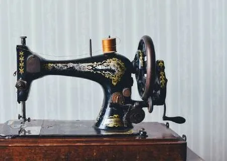 Vintage Hand Crank Sewing Machine