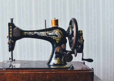 Are There Left Handed Sewing Machines? 1 Vintage Hand Crank Sewing Machine